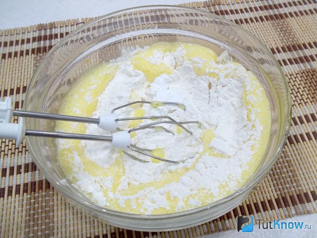 Яйца с сахаром взбиты миксером и добавлена мука