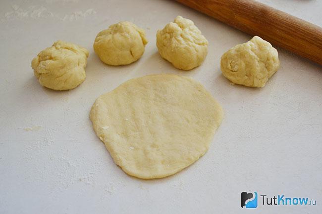 Кусочки теста скатаны в лепёшки