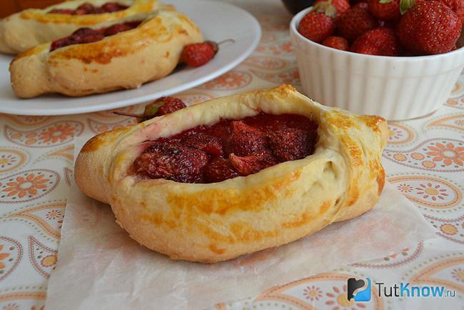 Булочки-лодочки с клубникой готовы к употреблению