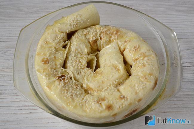 Пирог смазан яйцом