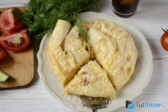 Сырный пирог из лаваша с твердым сыром подан к столу