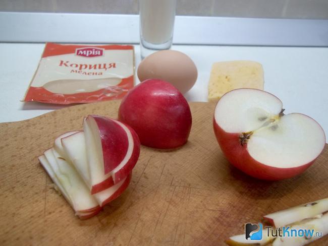 Яблоки нарезаны тонкими дольками