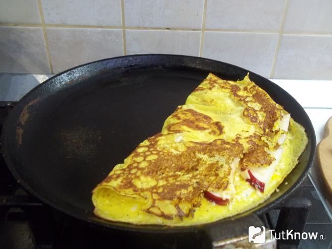 Готовый омлет по-турецки с яблоками