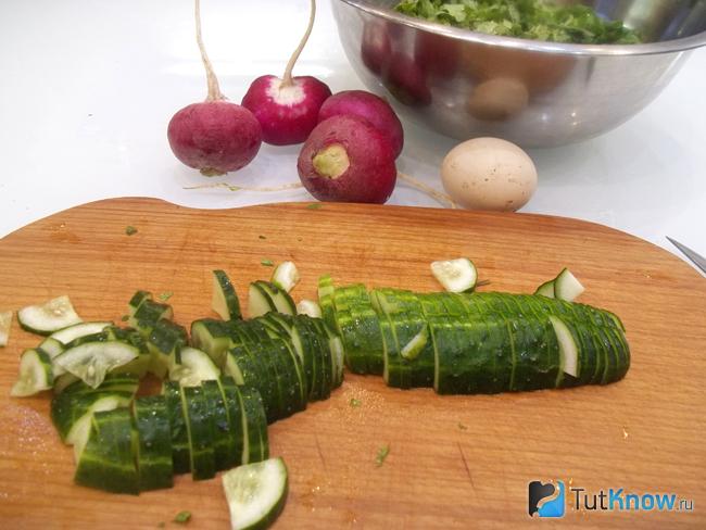 Огурцы нарезаны полукольцами