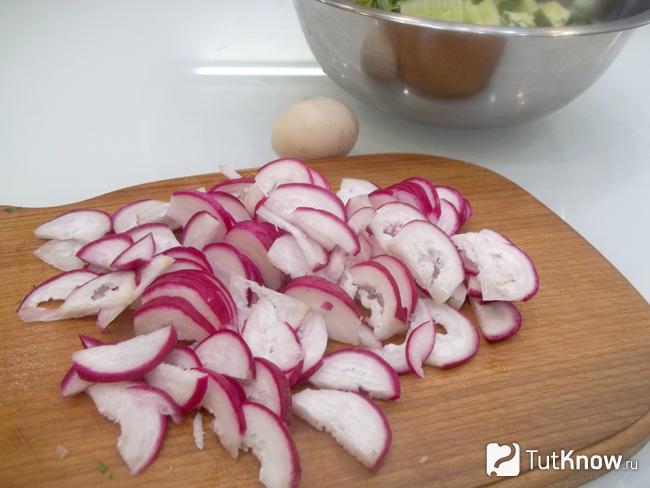 Редиска нарезана полукольцами