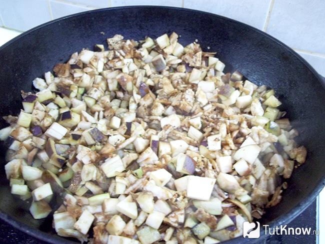 Баклажаны нарезаны  кубиками и обжарены в сковороде