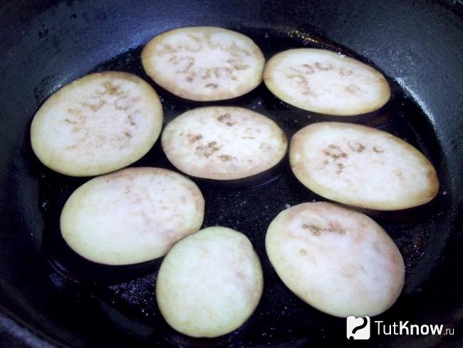 Баклажаны жарятся на сковороде до румяной корочки