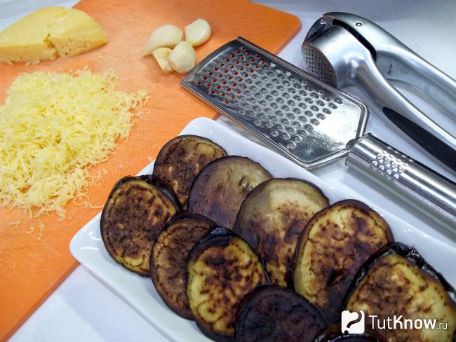 Баклажаны жареные выложенные на тарелку