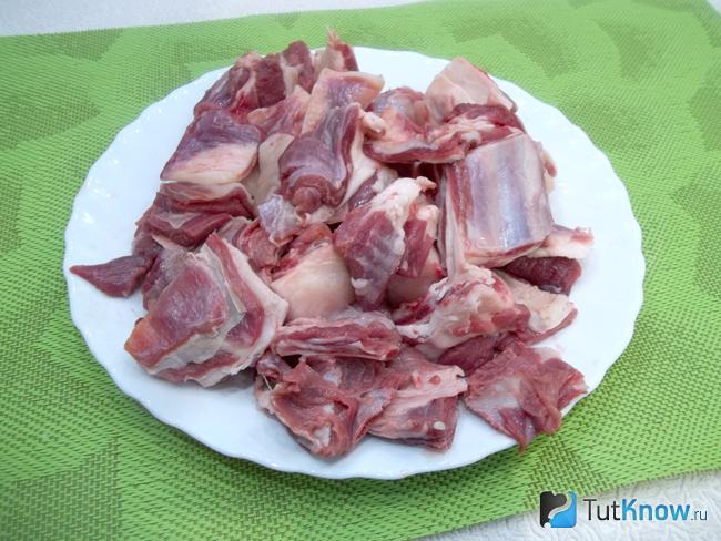Мясо нарезано кусочками по ребрышкам