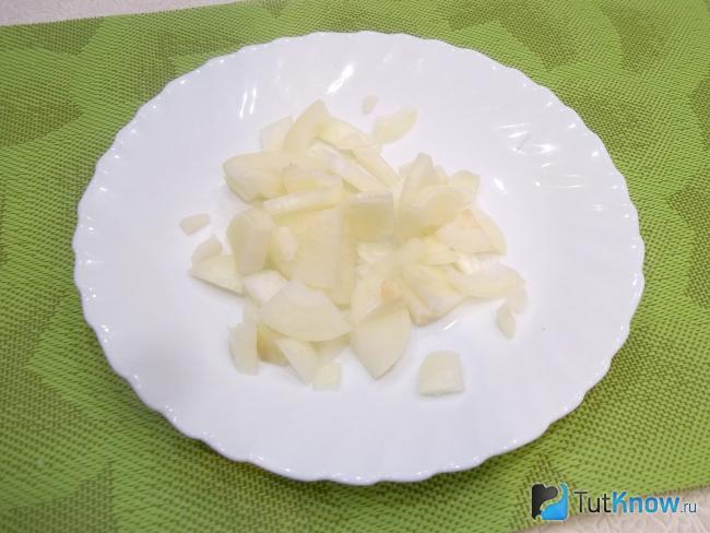 Репчатый лук нашинкован полукольцами