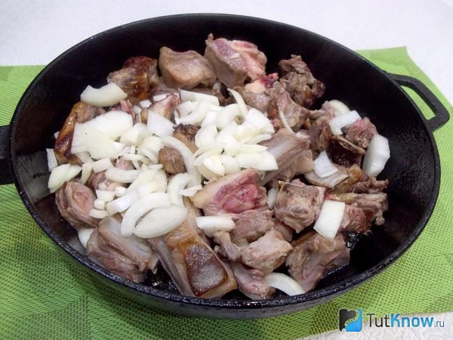 Репчатый лук добавлен в сковороду к мясу