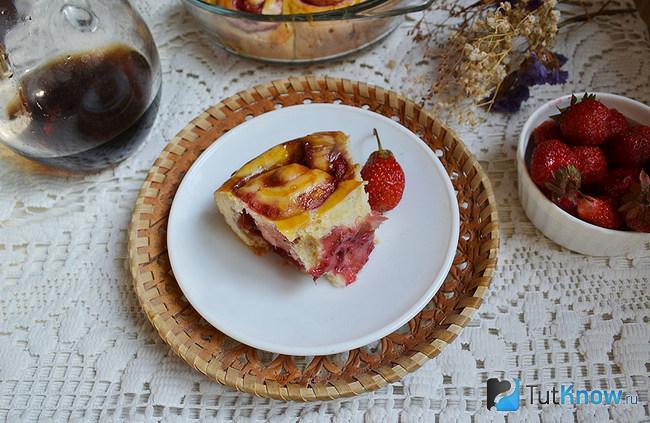 Рецепт сдобных булочек с клубникой. 1527172953 16. Рецепт сдобных булочек с клубникой фото. Рецепт сдобных булочек с клубникой-1527172953 16. картинка Рецепт сдобных булочек с клубникой. картинка 1527172953 16. Когда вы работаете со свежими дрожжами первое что нужно сделать — опару. Воду подогрейте, она должна быть теплой, но не горячей. Половину порции воды вылейте в миску и добавьте свежие дрожжи. Хорошо перемешайте, до полного их растворения.