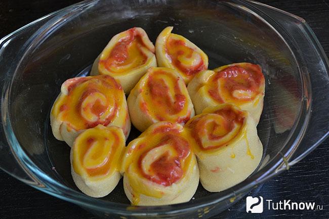 Рецепт сдобных булочек с клубникой. 1527172955 15. Рецепт сдобных булочек с клубникой фото. Рецепт сдобных булочек с клубникой-1527172955 15. картинка Рецепт сдобных булочек с клубникой. картинка 1527172955 15. Когда вы работаете со свежими дрожжами первое что нужно сделать — опару. Воду подогрейте, она должна быть теплой, но не горячей. Половину порции воды вылейте в миску и добавьте свежие дрожжи. Хорошо перемешайте, до полного их растворения.