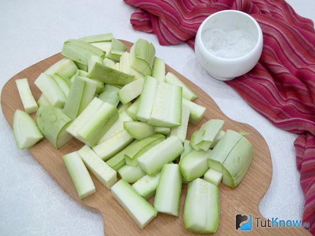 Кабачки нарезаны брусками