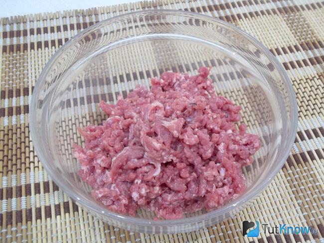 Мясо перекручено через мясорубку