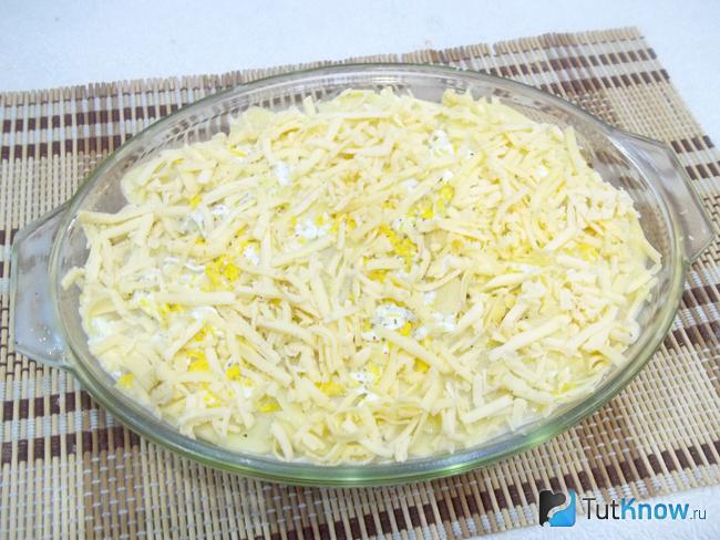 Запеканка залита молоком и присыпана сырной корочкой