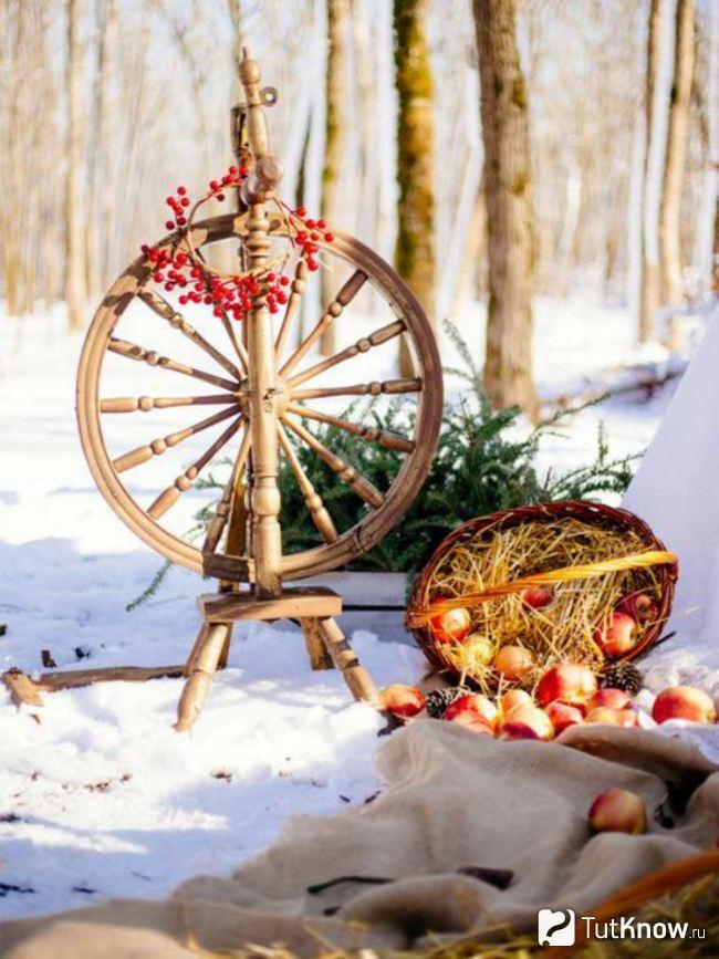 Деревянная прялка и корзинка с фруктами
