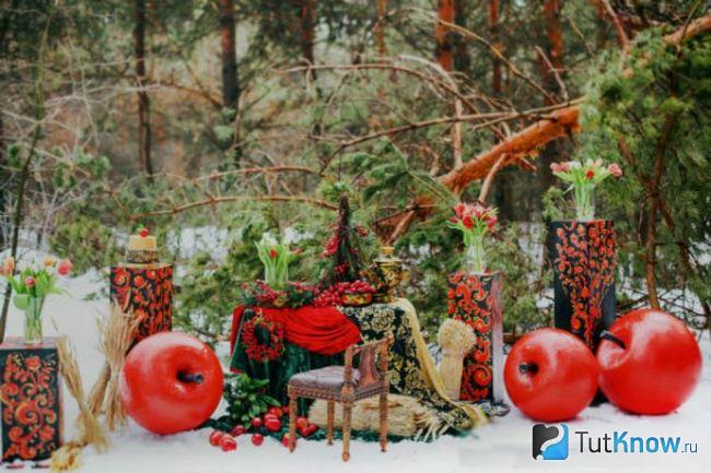 Украшенные для свадебной фотосессии стол и стулья