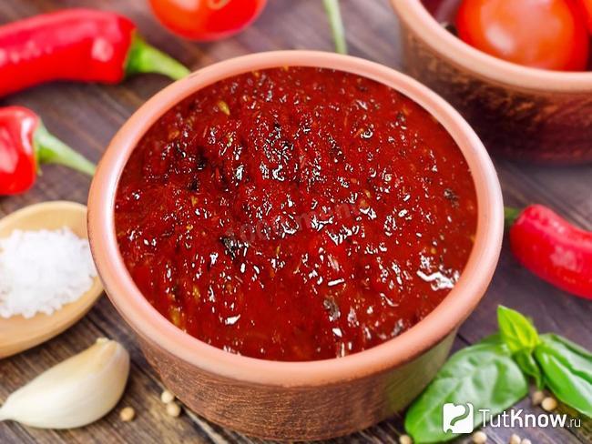 Пиала с аджикой крупным планом