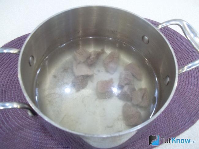 Мясо залито водой и отварен бульон