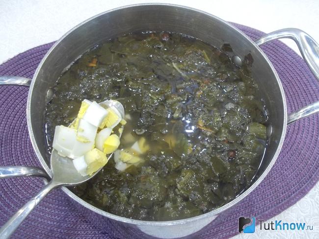 В суп добавлены отварные яйца нарезанные кусочками