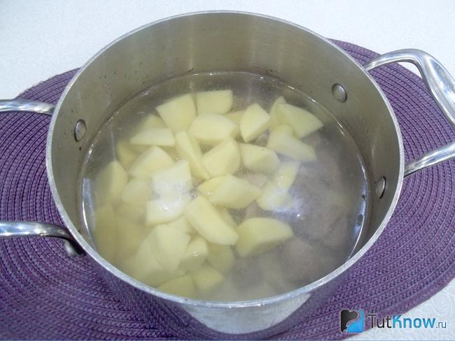 В бульон опущен картофель нарезанный кубиками