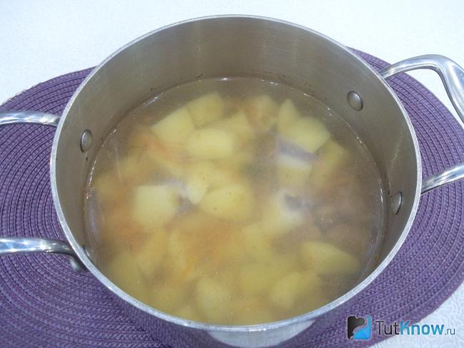 Картофель отварен и доведен почти до готовности