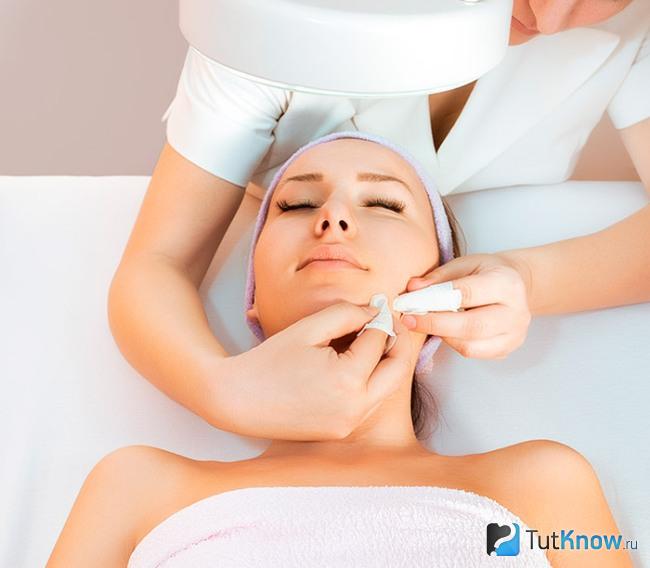 Очищение кожи лица вручную
