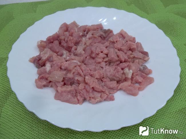 Мясо нарезано кусочками