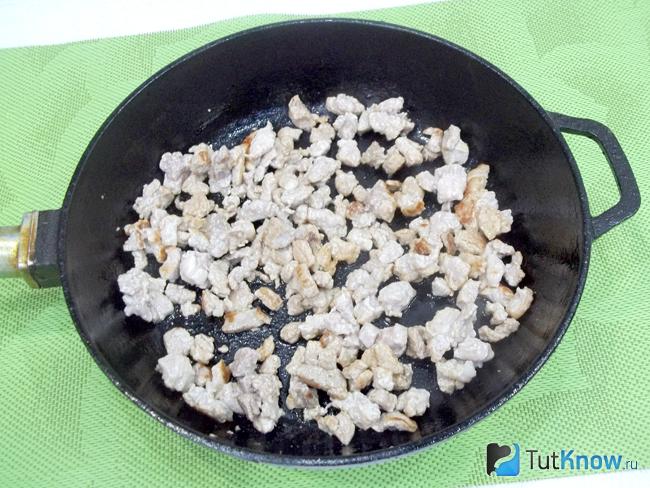 Мясо обжарено в сковороде
