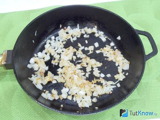 Репчатый лук нарезан кусочками и обжарен в сковороде