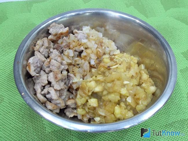 Жареное мясо соединено с луком и мякотью кабачков