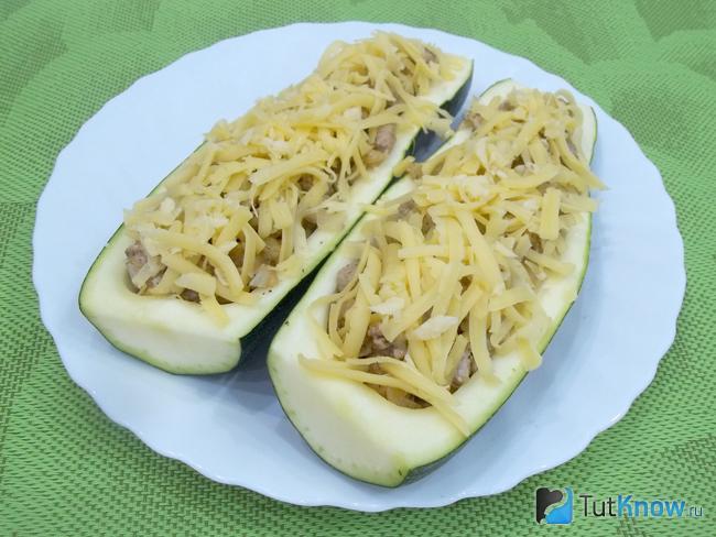 Кабачки присыпаны сырной стружкой и отправлены запекаться в духовку