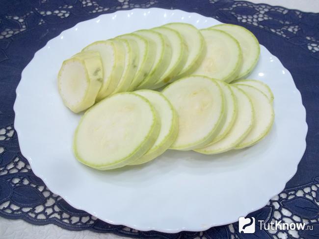 Кабачки нарезаны кольцами по 5 мм