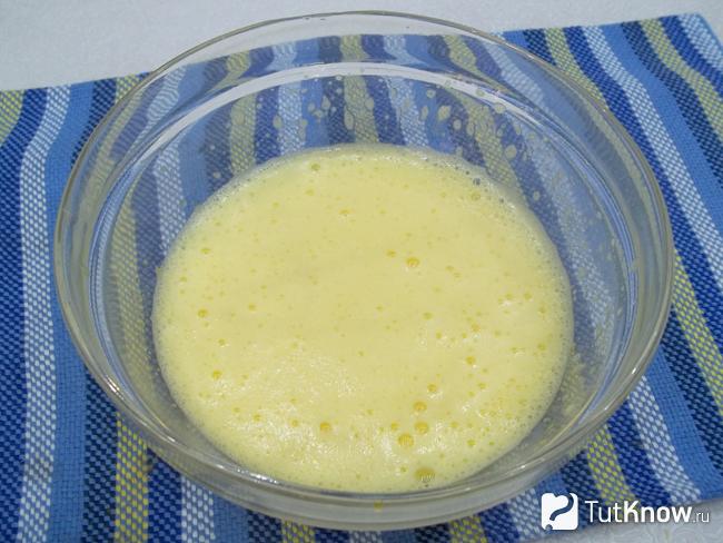 Яйца с сахаром взбиты миксером