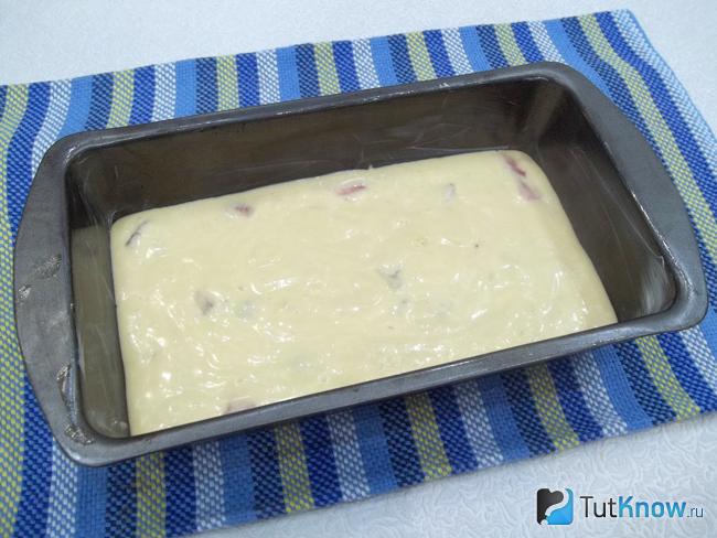 Тесто  для кекса на пиве с клубникой вылито в форму для выпечки