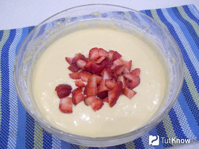 Клубника нарезана кусочками и добавлена в тесто