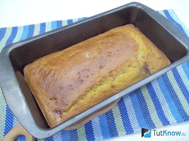Готовый кекс на пиве с клубникой