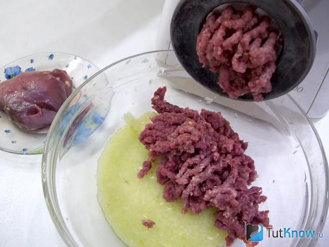 Утиное филе перекручено через мясорубку