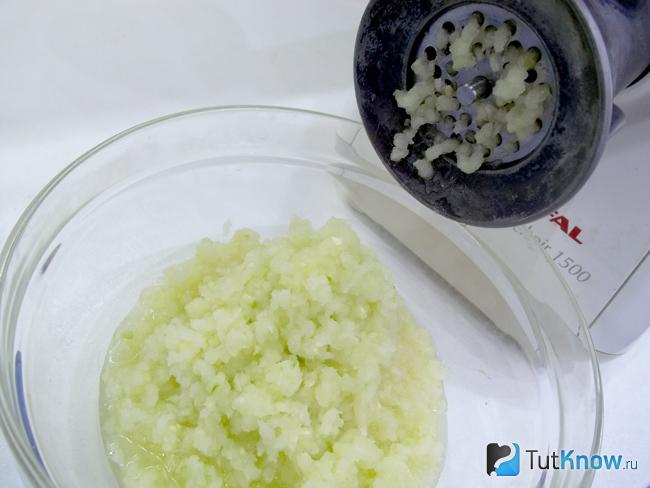 Цукини перекручено через мясорубку