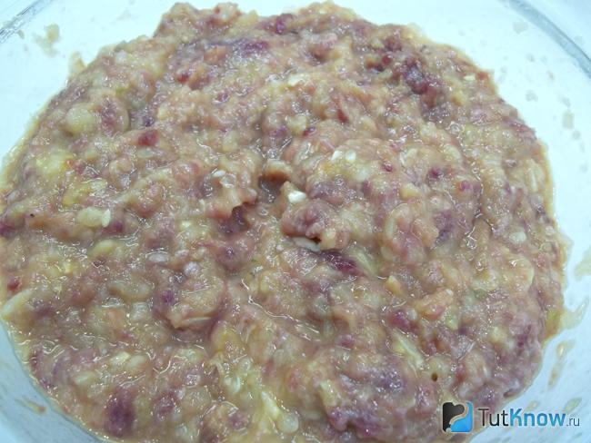 Фарш для драников из цукини и мяса утки перемешан