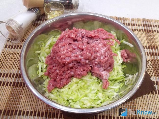 Мясо перекручено через мясорубку