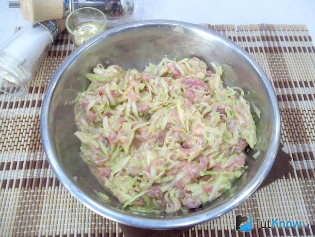 Фарш для котлет из кабачков с мясом перемешан