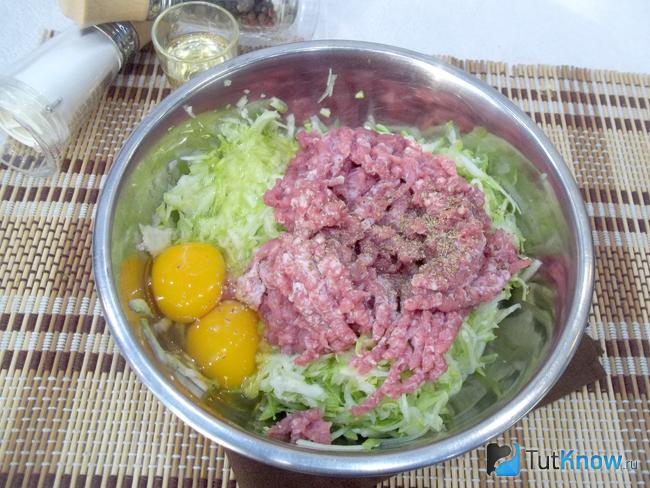 Лук перекручен через мясорубку, в фарш добавлены яйца и специи