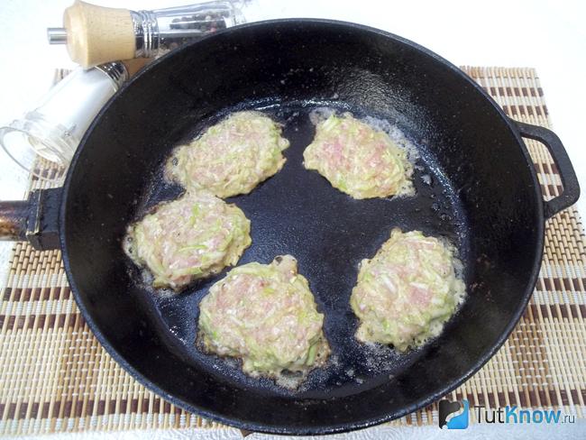 Котлеты из кабачков с мясом жарятся на сковороде