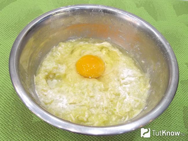 К продуктам добавлены яйца, соль и перец