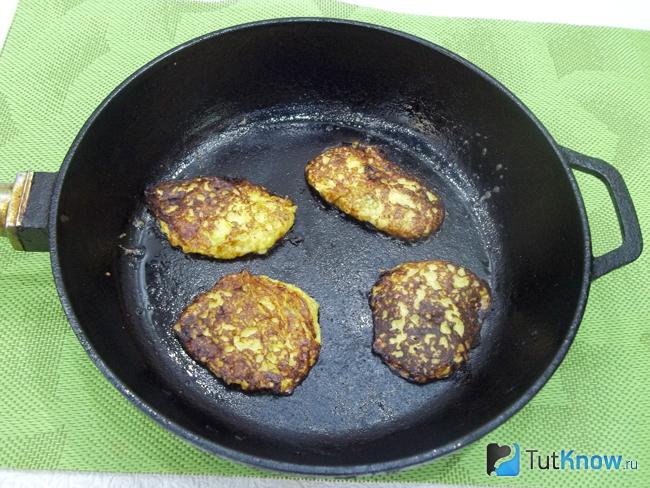 Готовые оладьи из кабачков и сыра