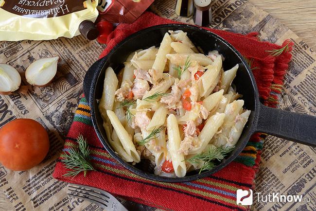 Макароны по-флотски с тушенкой и овощами готовы к употреблению