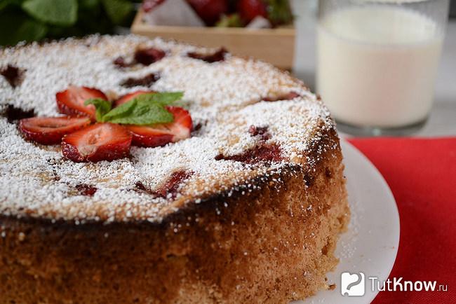 Шарлотка с клубникой готова к употреблению