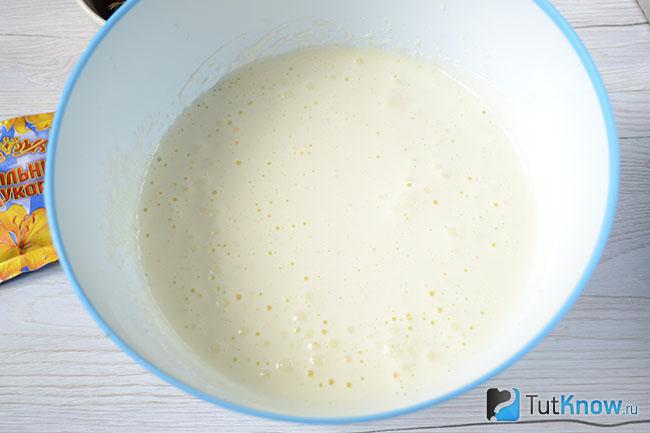 Мука добавлена в миску с яйцами и сахаром